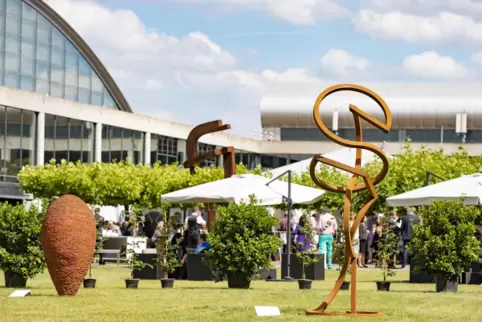 Blick in den Skulpturengarten der letzten Art-Karlsruhe. Plastischen Arbeiten gilt ein besonderes Augenmerk der Jubiläumsausgabe