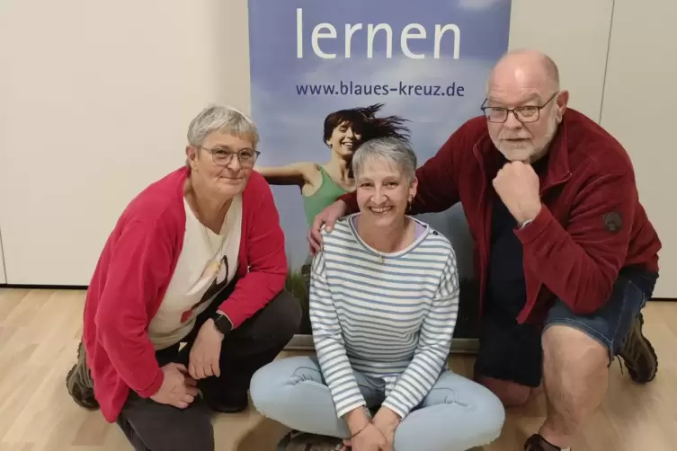 Das Team des Blauen Kreuzes (von links die Vorstandsmitglieder Heidi Fahr, Bärbel Deobald und Martin Engelbert) bietet eine Anla