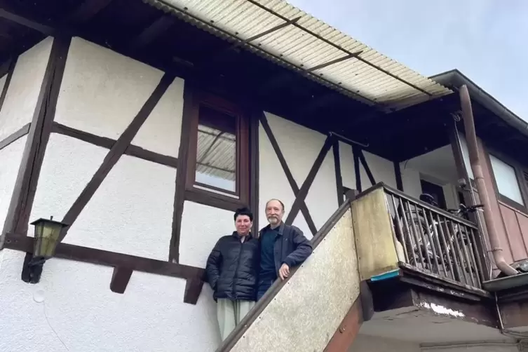 Yurii und Serafyma Ivlev vor ihrer Wohnung in Landau. 