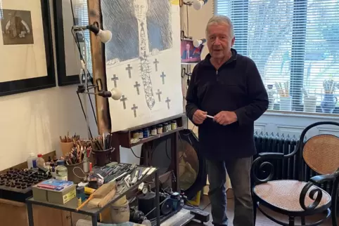 Werner Korb in seinem Atelier auf der Hambacher Höhe: Der „Aggressor Putin“ auf der Staffelei mit seiner Totenkopf-Krawatte ist 