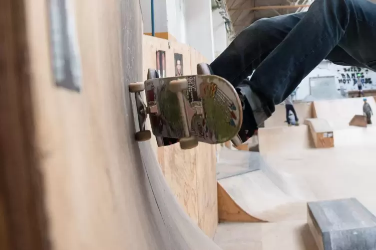 Auch für Skater, die in Dahn einen Park anlegen, haben sich Bank-Mitarbeier ins Zeug gelegt. 