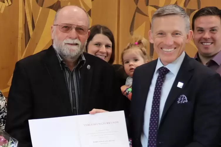 Landrat Ralf Leßmeister (rechts) überreichte Wolfgang Rettig die Auszeichnung. 