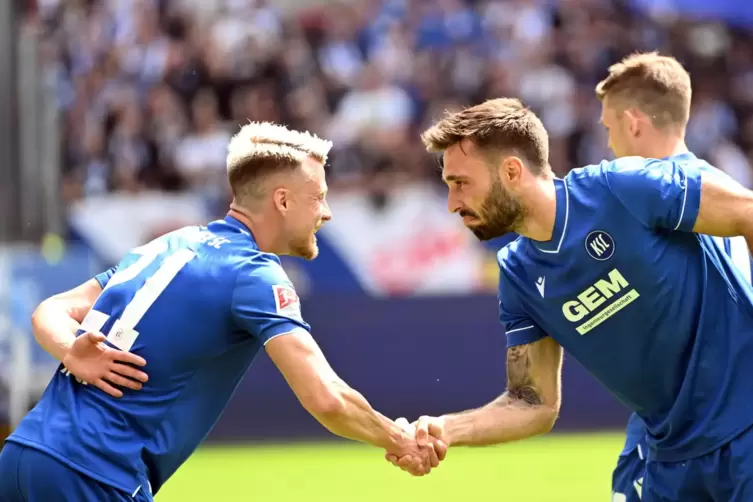 Die Karlsruher Marco Thiede (links) und Fabian Schleusener bejubeln Schleuseners Treffer zum 2:0. 