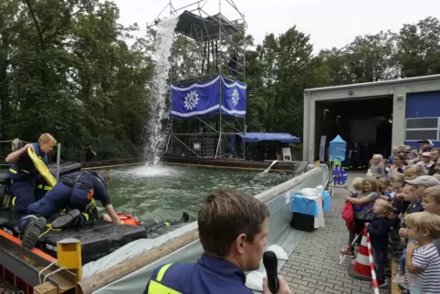 Ein wichtiges Standbein des Technischen Hilfswerks: die Jugendarbeit. Hier ein Bild von einer Hafenunfallübung am Tag der offene