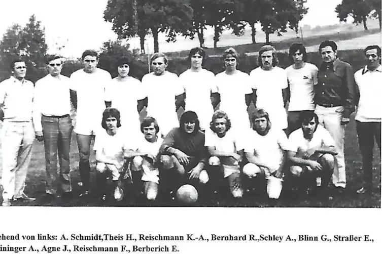 Das ist die Mannschaft, die vor 50 Jahren überraschend die Vereinigten Bewegungsspieler Zweibrücken in der A-Klasse besiegt hat.