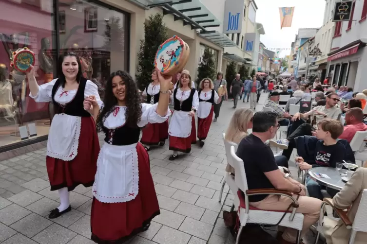 Die Folkloretänzer ziehen durch die Innenstadt.