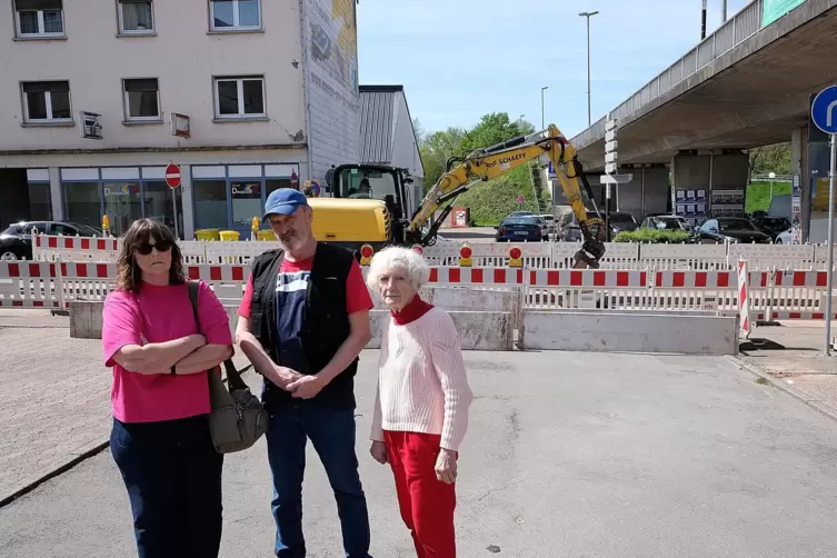 Die Anwohner Christa und Holger Blauth und Erika Beetz (von links) auf dem Parkplatz unter der Daimlerbrücke. Derzeit gelangen s