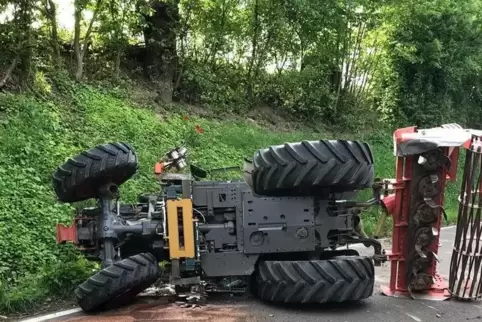 Der Fahrer des Schleppers wurde leicht verletzt. 