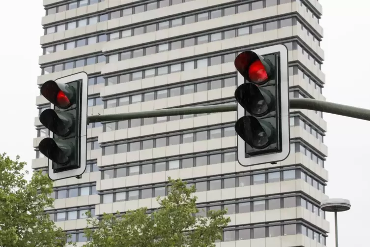 Bleiben Ampeln auch in verkehrsschwachen Zeiten angeschaltet, kommt es zu weniger Unfällen, argumentiert die Stadtverwaltung. 