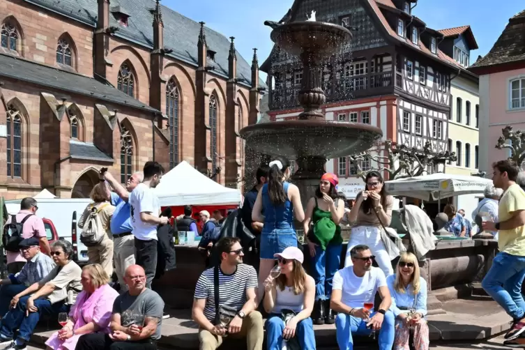 Schon früh füllte sich der deutsch-französische Bauernmarkt auf dem Marktplatz mit Gästen. 