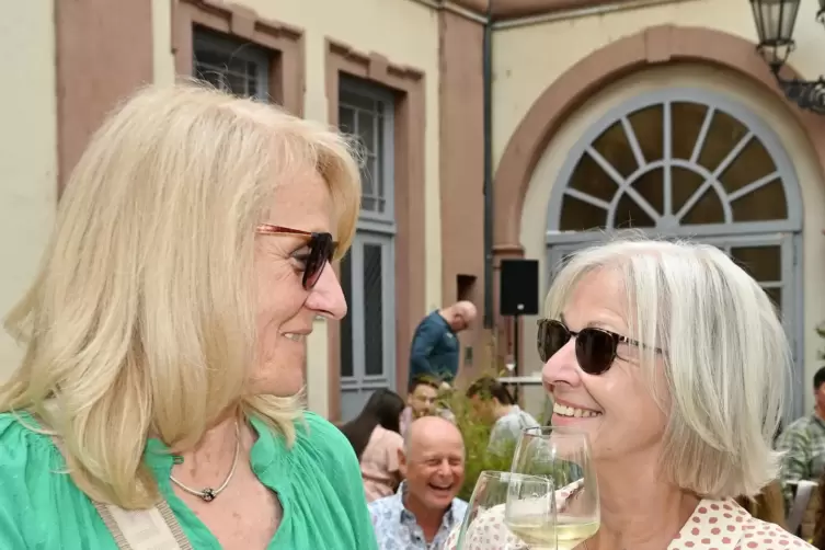 Stoßen bei „Riesling im Glas“ an: die Freundinnen Karin Diercksen (links) und Erika Bühler.