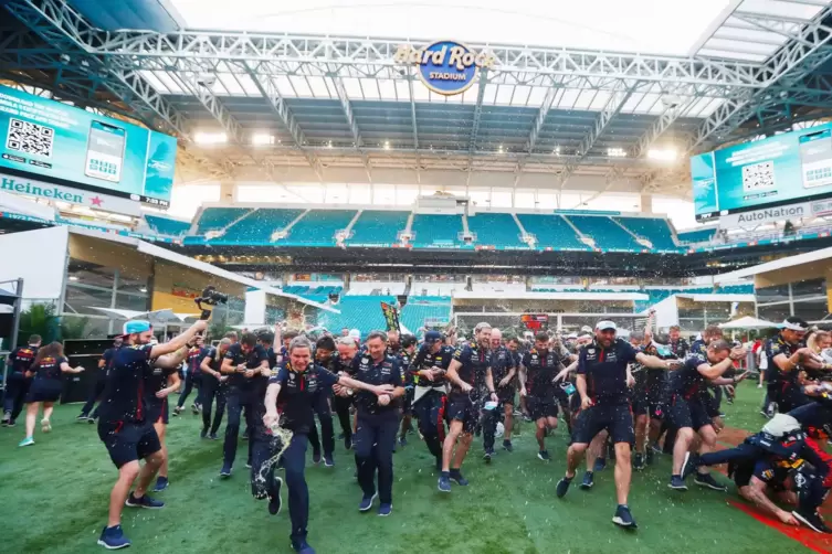 Und das Team von Red Bull lässt es sich im Football-Stadion gut gehen. 