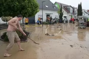 In Römerberg gingen die Nachbarn mit Besen und Schaufeln gegen Wasser und Schlamm vor. 