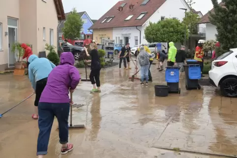 Aufräumarbeiten im Krautgarten: Die Straße in Mechtersheim ist besonders betroffen. Die Nachbarn helfen sich gegenseitig. 