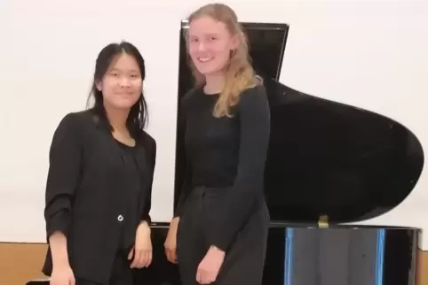 Die beiden Ludwigshafenerinnen Emily To (links) und Bratschistin Lucia Lips haben sich für den Bundeswettbewerb von "Jugend musi