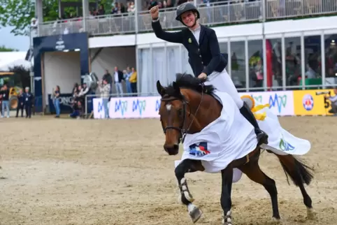 Ehrenrunde für das Siegerpaar in Mannheim: Sanne Thijssen mit ihrem Con Quidam.