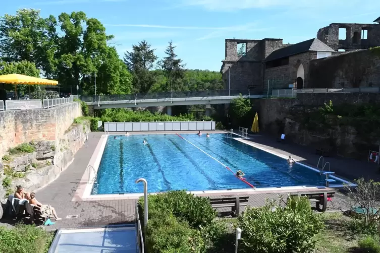 Im Schatten der Burg: das Schwimmbad in Altleiningen. 