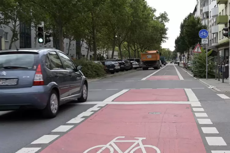 Geeignete Fahrradwege in der Stadt – auch in Ludwigshafen ein großes Thema. Unser Bild zeigt den kaum genutzten Streifen in der 