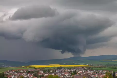 Dieses Foto einer gewaltigen Gewitterwolke über Münchweiler im Donnersbergkreis hat uns unser Leser Gerhard Jendryschik zur Verü