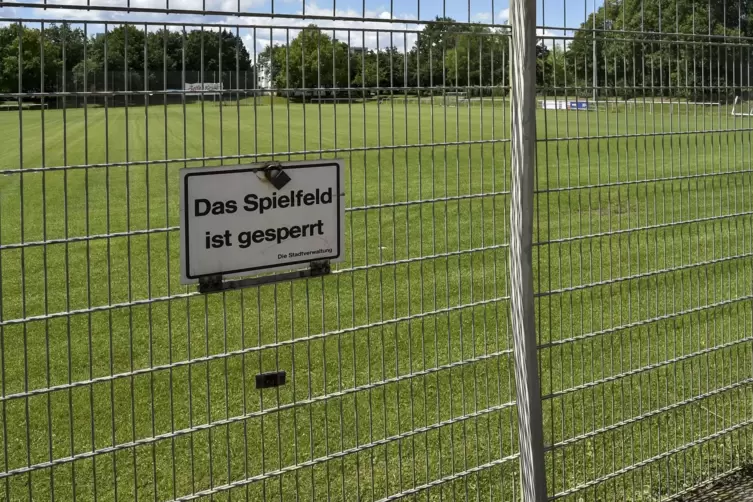 Immer wieder ist das Spielfeld bei Nässe gesperrt. 