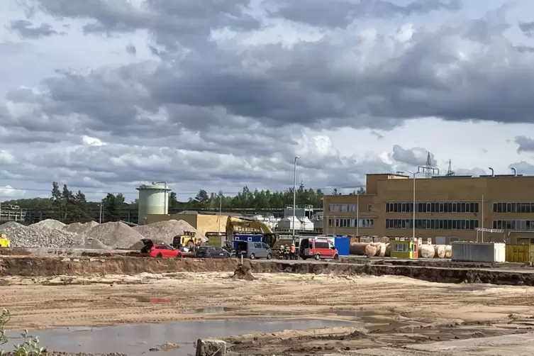 Einsatzkräfte am Fundort der Bombe.