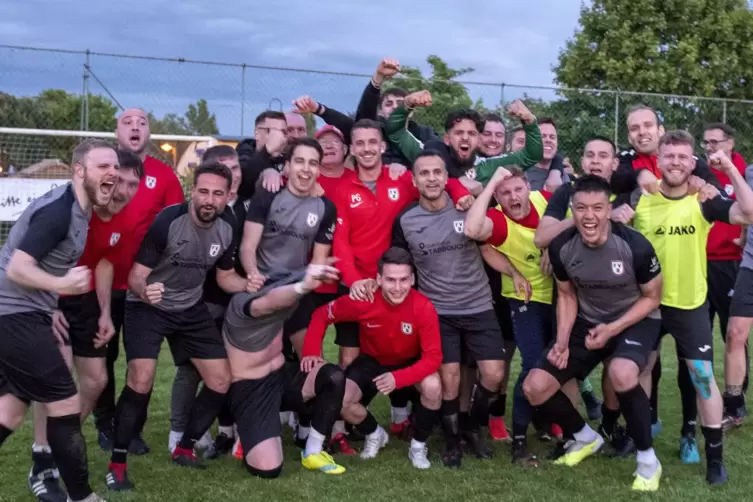 Jubel, Trubel, Heiterkeit: Die Kicker des FV Berghausen feiern ihren Sieg im Kreispokalfinale in Gommersheim. 