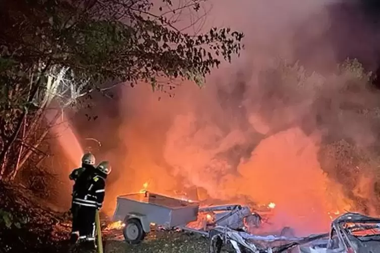 Als die Polizei eintraf, war die Feuerwehr bereits mit den Löscharbeiten beschäftigt. 