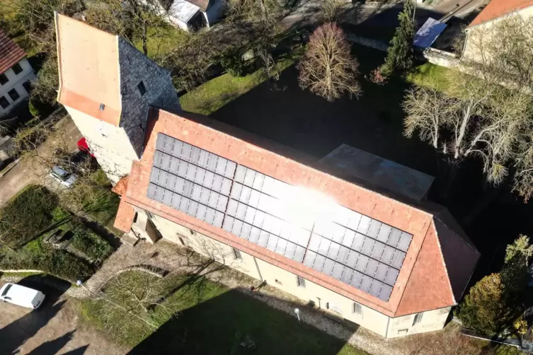 Vorbild: Photovoltaikmodule auf dem Dach einer Kirche in Thüringen. 