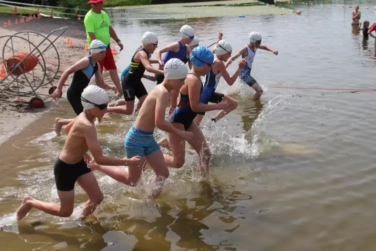 Rein ins Nass: Start beim Jugendtriathlon im vergangenen Jahr.