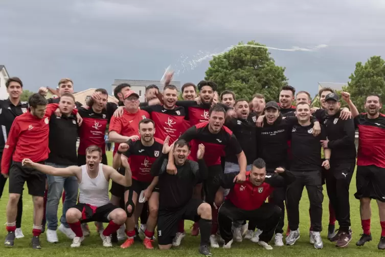 In Feierlaune: Auch die zweite Mannschaft des FV Berghausen gewann gegen Deidesheim den Pokal.