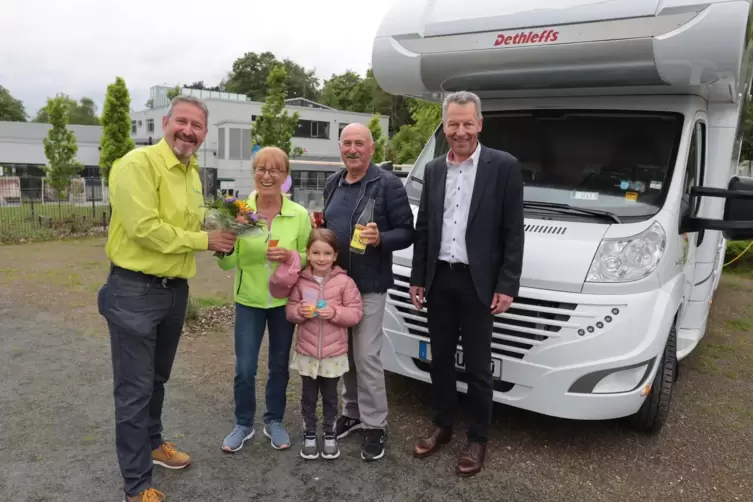 Cabriobad-Leiter Klaus Wasmuth (links) und Bürgermeister Klaus Wagner (rechts) mit den ersten Gästen: Ursula und Ulrich Daub mit