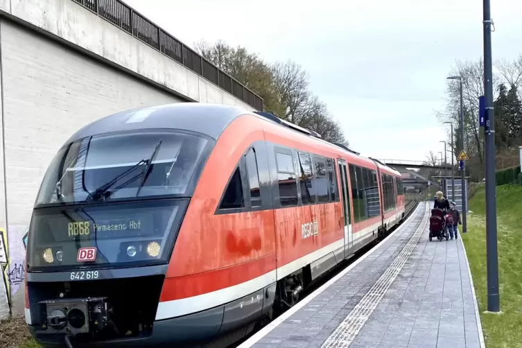 Berufspendler mit Auto und Fahrrad schnell zum Zug bringen, das soll der Vorplatz-Bau mit P&R des Bahnhaltepunkts Zweibrücken-Ro