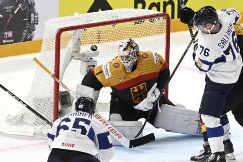 Sakari Manninen aus Finnland erzielt das 2:3 gegen den deutschen Torhüter Dustin Strahlmeier.