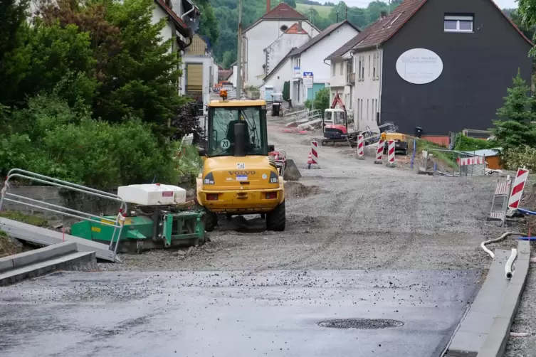 Bei der Erneuerung der Ortsdurchfahrt in St. Julian wurden Leerrohre verlegt, in die nun die Glasfaser gelegt werden soll. 