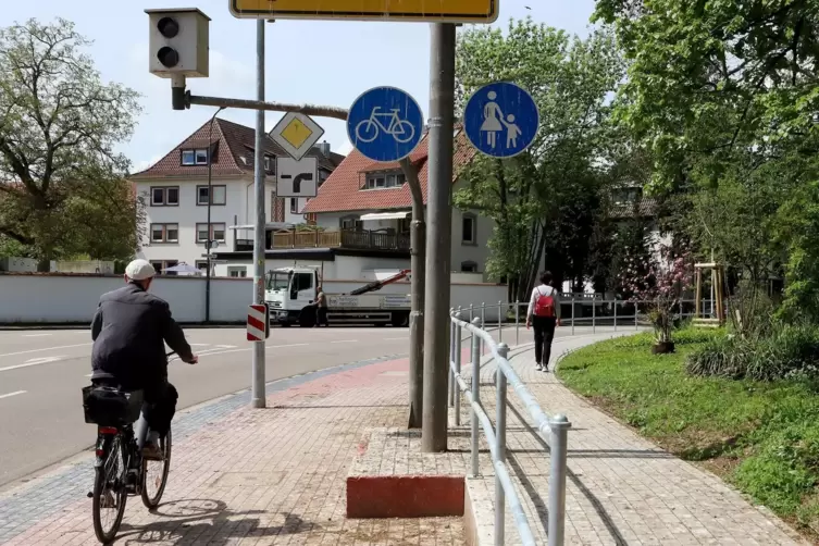 Unten die Radfahrer, oben die Fußgänger. 