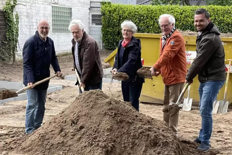 Werner Esser, Norbert Rapp, Jutta Wegmann, Ludwig Pfanger und Bürgermeister Michael Niedermeier beim ersten Spatenstich für den 