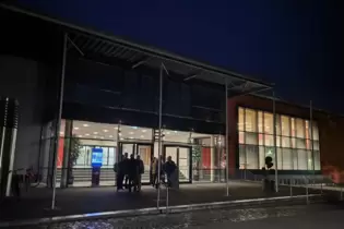 Nach der Sitzung in der Stadthalle gab es noch Vieles zu besprechen.