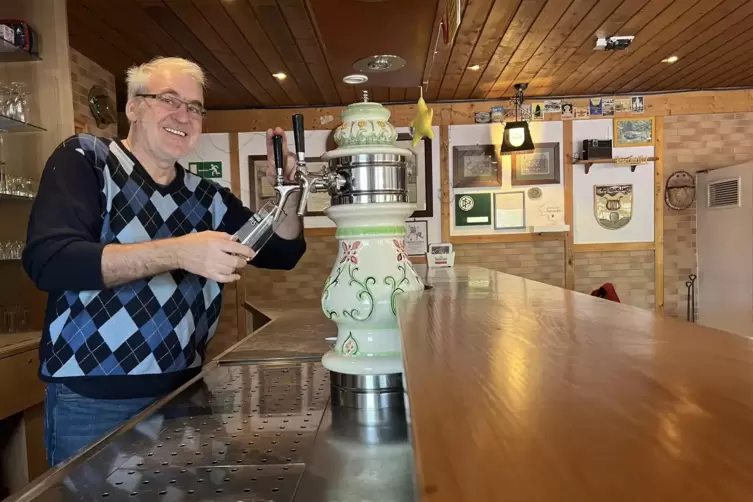 Werner Lang an einem seiner Arbeitsplätze, dem Zapfhahn im Sportheim des SV Hinzweiler. 