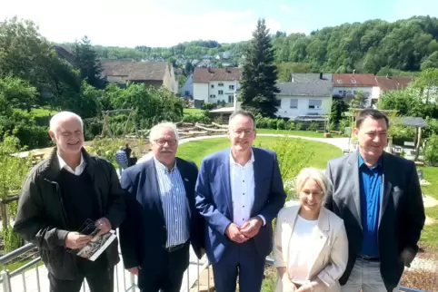 Gruppenbild mit Minister auf der Terrasse des Dorfgemeinschaftshauses mit dem neuen Mehrgenerationenplatz im Rücken: Architekt N