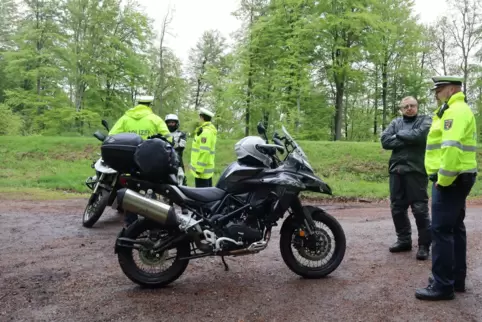 Der Zweiradkontrolltrupp überprüft mehrere Motorräder auf der Strecke zwischen Leimen und Johanniskreuz. 