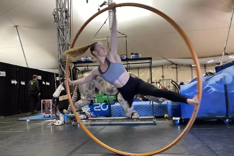 Lea Toran Jenner führt Kunststücke mit dem Cyr Wheel auf, einem 13 Kilogramm schweren Metallreifen, den sie gut unter Kontrolle 