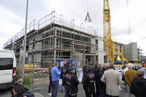 Im energieeffizienten Gebäude finden Montagehallen, Büros und ein Lager Platz.