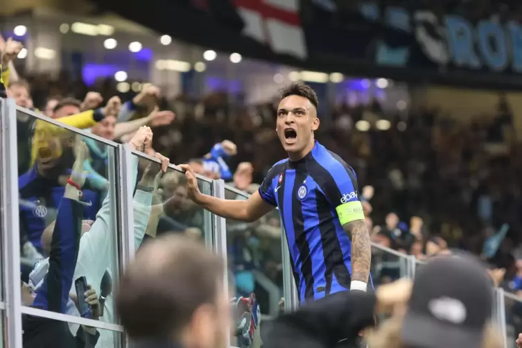 Inter-Torschütze Lautaro Martinez feiert mit den Fans den Siegtreffer gegen den AC Mailand. 