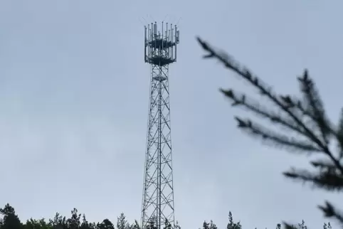 Der Stahlgittermast steht schon seit Längerem, ist aber noch nicht am Netz. 