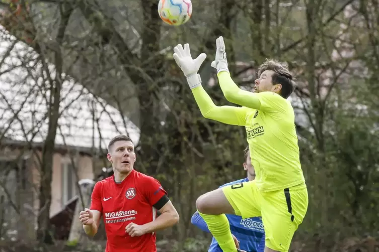  Er erzielte den Ehrentreffer für den SV Steinwenden: David Höft (im roten Trikot). 