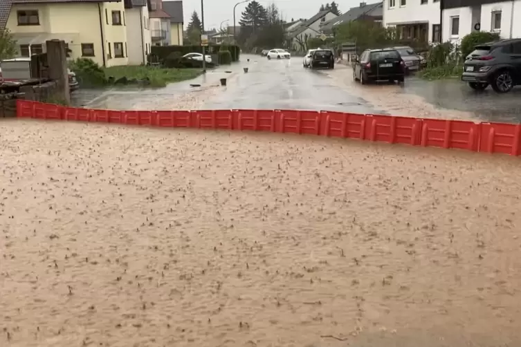 Mobilen Sperren in der Schwegenheimer Straße in Mechtersheim: Sie haben einen Teil des Wassers aus dem Ort heraushalten, aber da