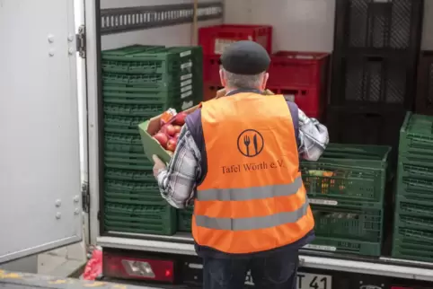 Ehrenamtliche Helfer holen für Tafel die Waren in den Supermärkten ab.