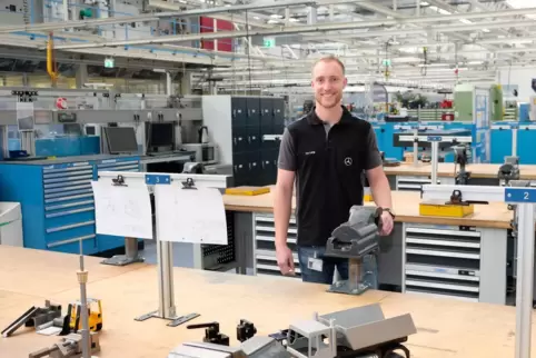 Tim Lang hat seine Ausbildung zum Fertigungsmechaniker bei Daimler Truck in Wörth mit der Traumnote 1 abgeschlossen. 