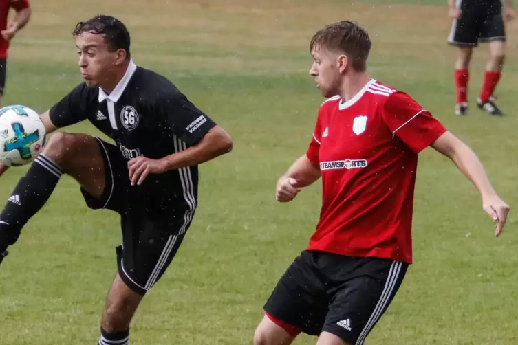 Hat trotz der hohen Pleiten Spaß: Dreisens Spielertrainer Jens Gemünd (rechts).