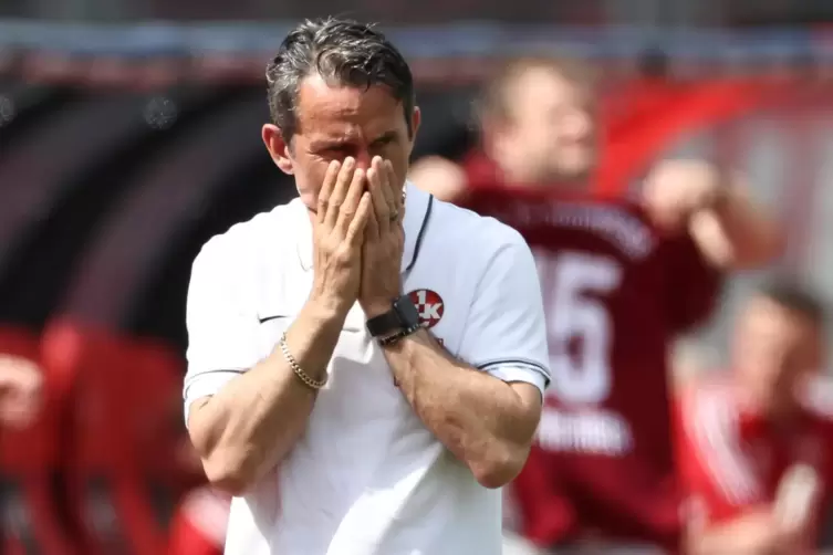 Nachdenkliche Geste: FCK-Trainer Dirk Schuster.